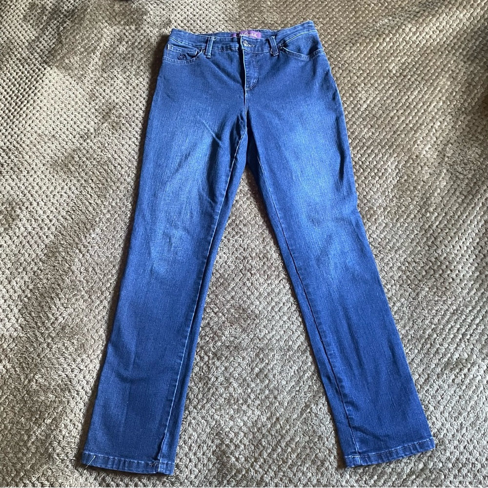 Gloria Vanderbilt Amanda Slim Straight Blue Jeans Embossed Back Pocket Detail
